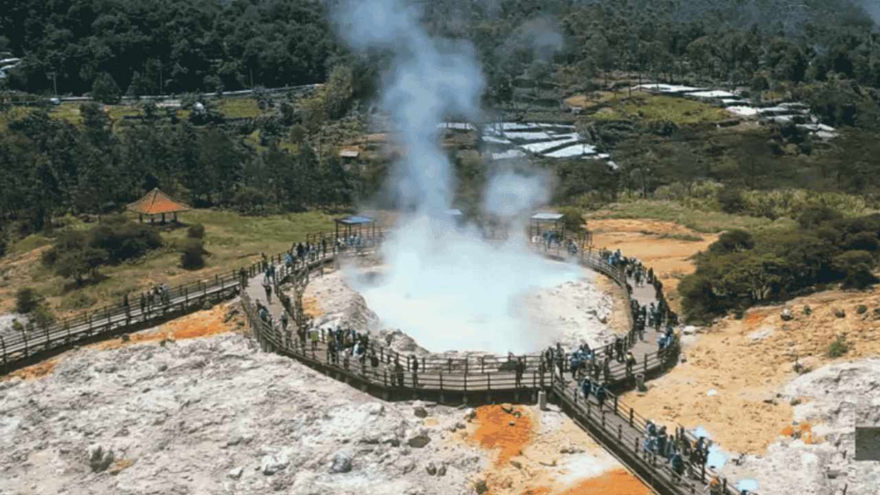 Fenomena Unik Kawah Sikidang, Destinasi Favorit di Dataran Tinggi Dieng