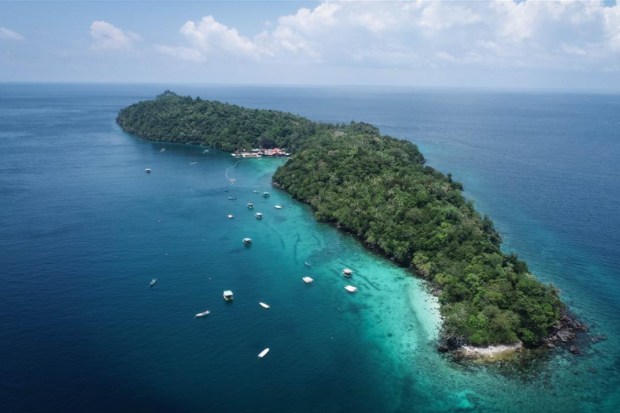 Pantai Iboih Sabang dengan Air Laut Jernih dan Tenang