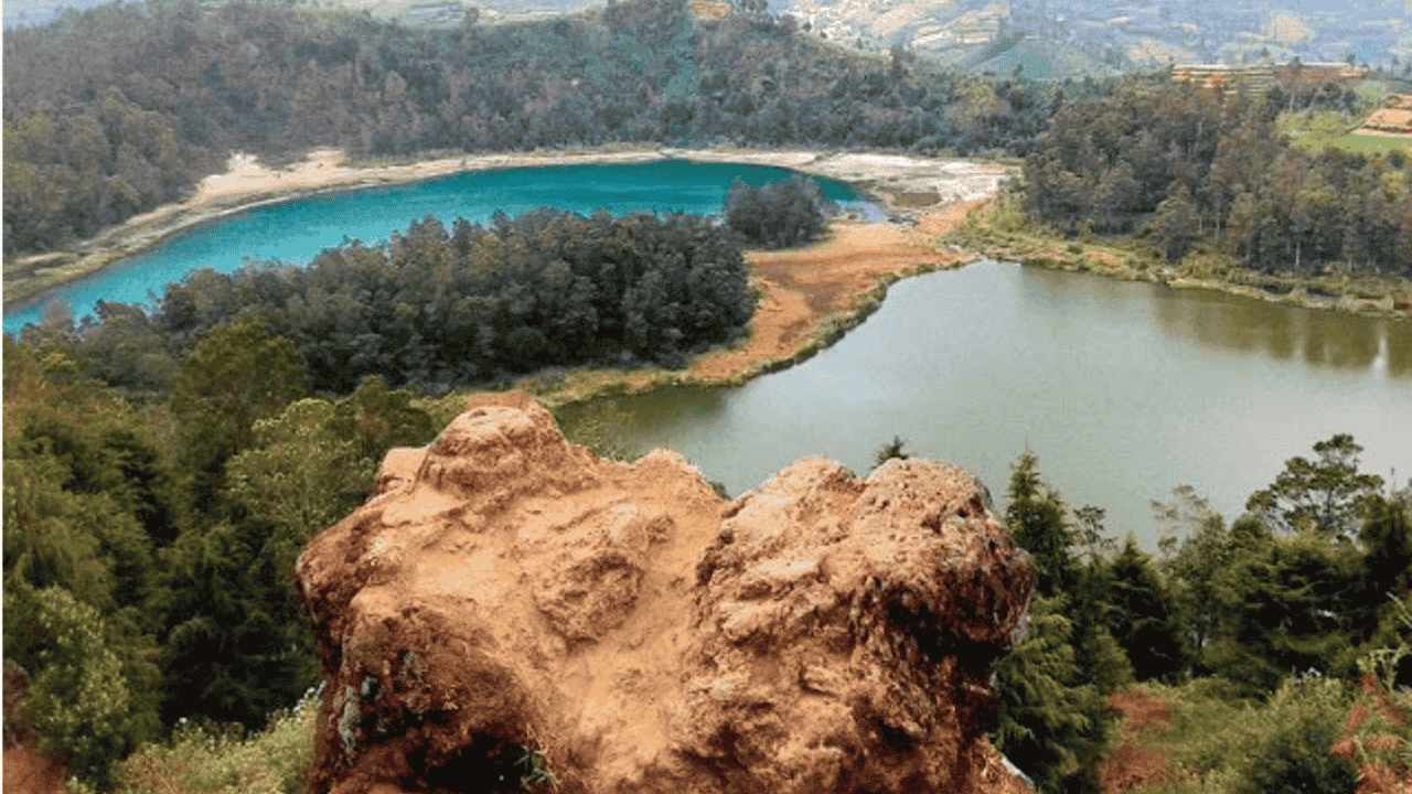 Batu Pandang Ratapan Angin Spot Keren Buat Nikmati Telaga Warna