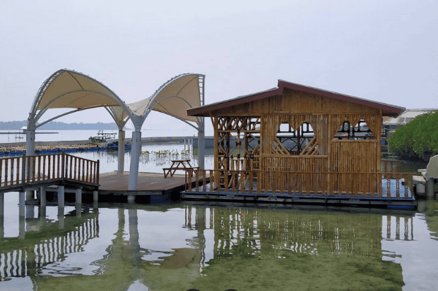 Menikmati kuliner khas laut