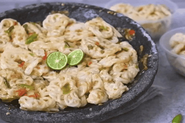 Sensasi Unik Menyantap Seblak Cobek