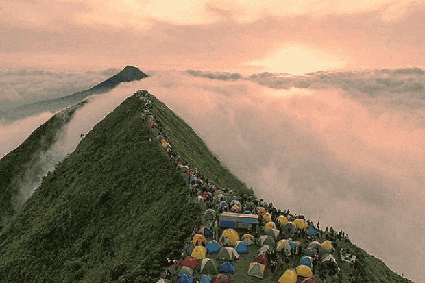 Cerita dan Suasana di Puncak Andong