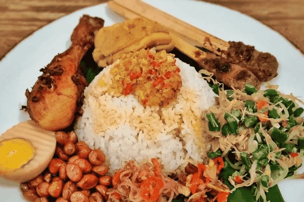 Kelezatan Nasi Campur Bali yang Nggak Ada Duanya
