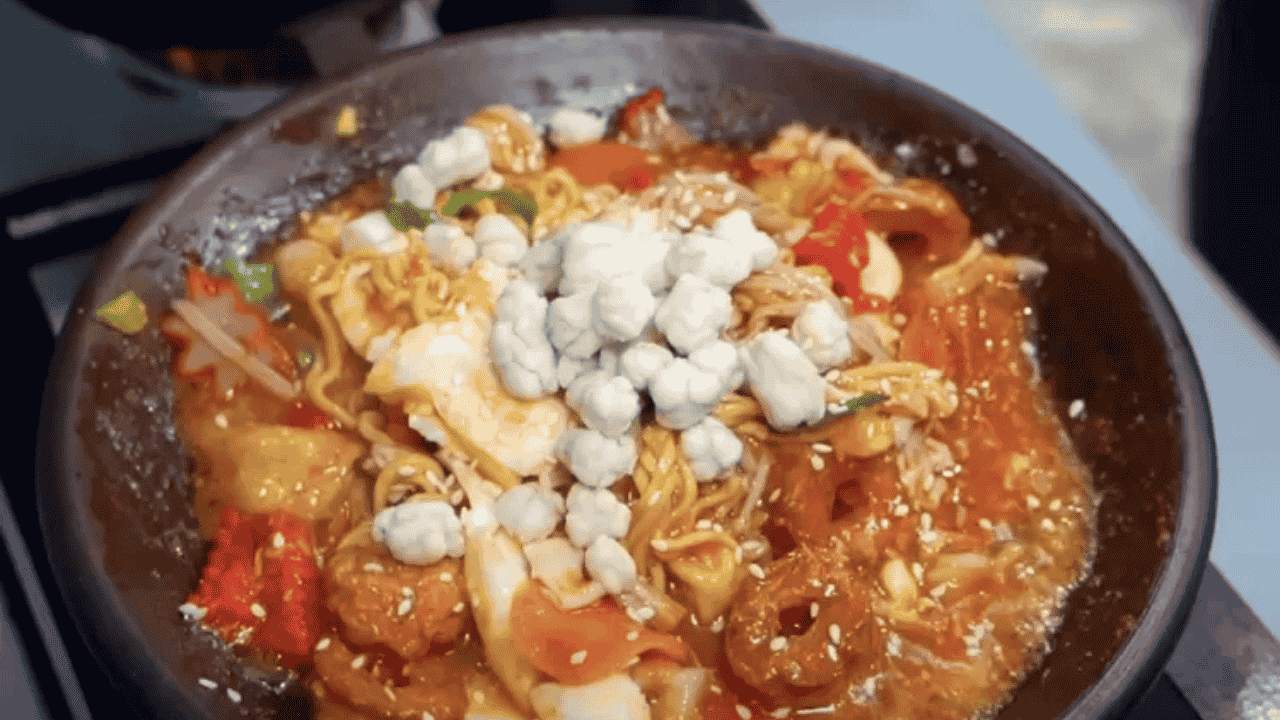 Seblak Bakar Hotplate Dengan Topping yang Melimpah