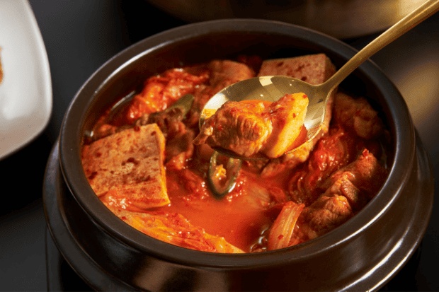 Kenikmatan Sup Kimchi Pedas Gurih yang Menghangatkan