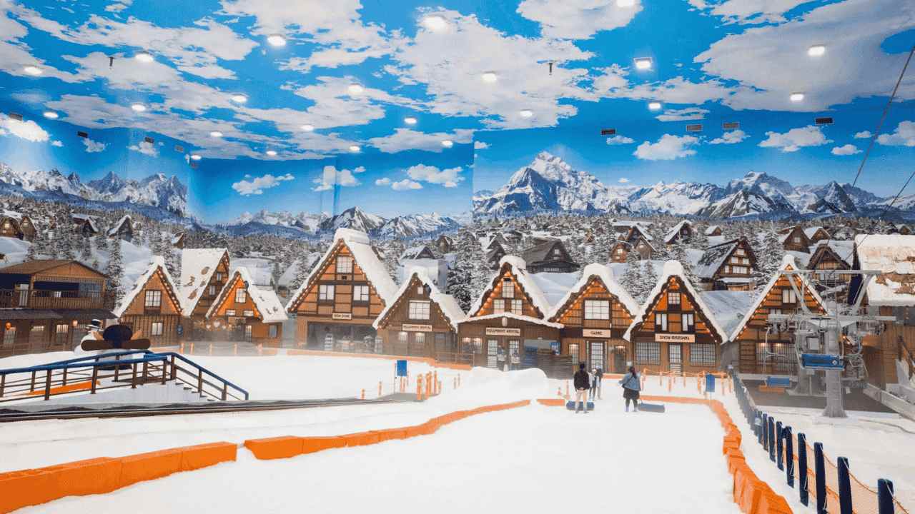 Liburan Dingin di Tengah Kota, Serunya Main Salju di Bintaro