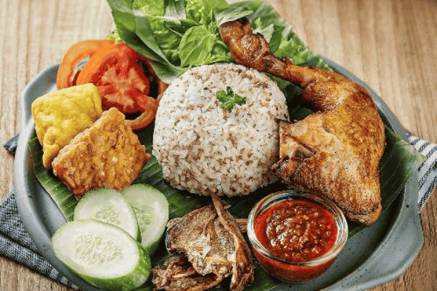 Sensasi Harum Kemangi dan Oncom Pedas yang Menggugah