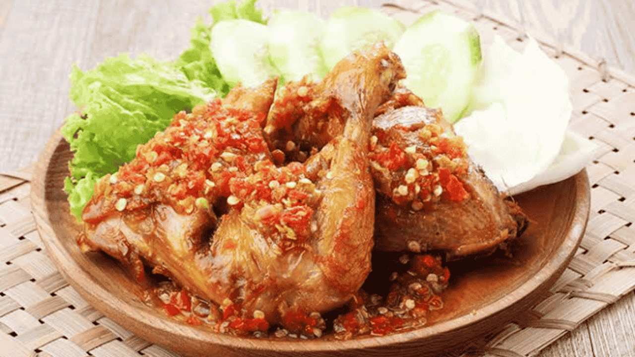 Ayam Penyet Sambal Pedas yang Selalu Jadi Andalan