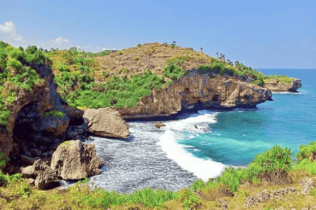 Tips Berkunjung ke Pantai Midodaren