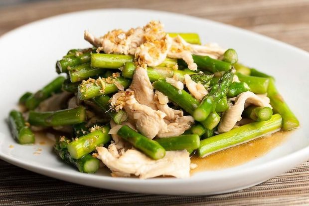 Tumisan asparagus hijau yang lezat dan bergizi