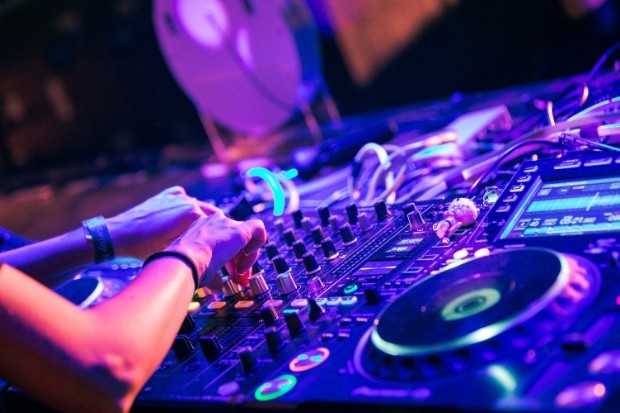 DJ TikTok terbaru 2026 yang viral dengan musik remix full bass dan lagu populer yang banyak diputar di media sosial.