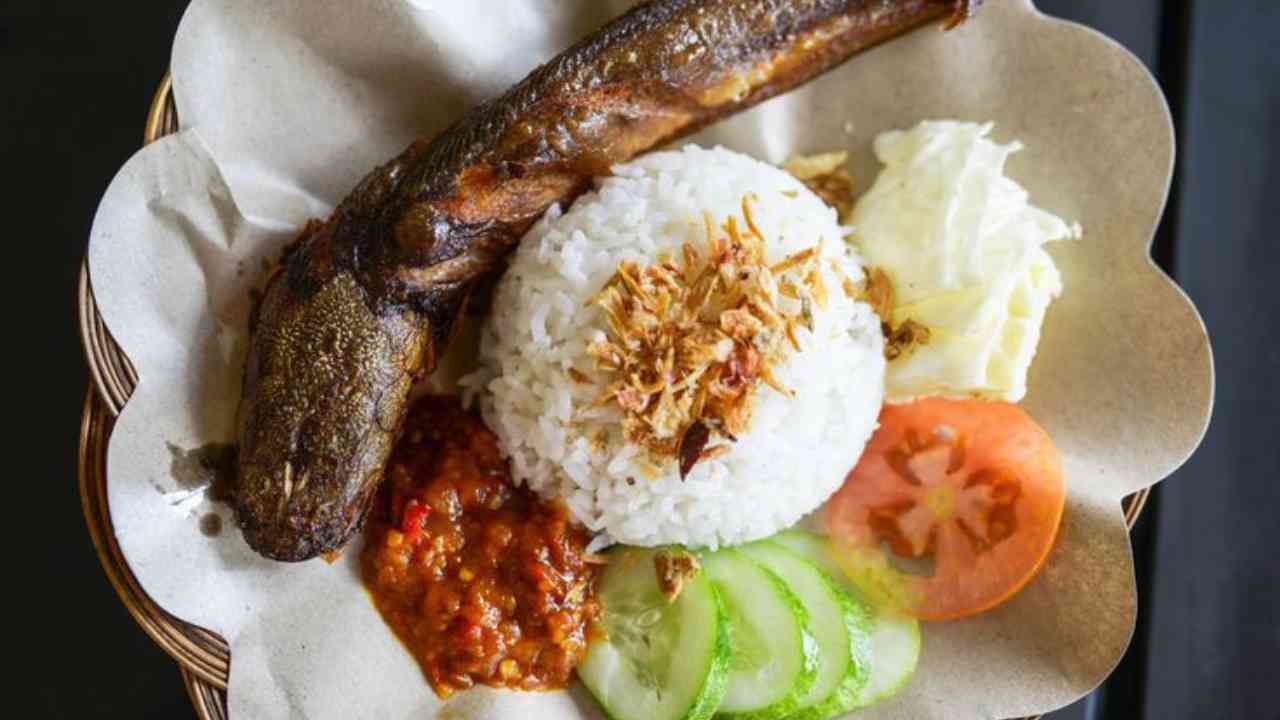 pecel lele dengan sambal dan lalapan