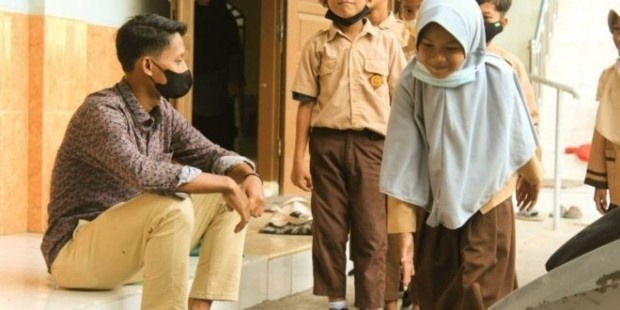 menunduk