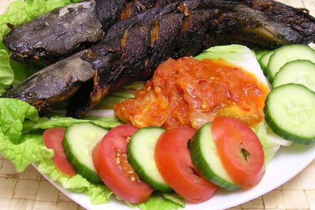 gurihnya lele bakar yang dipadukan dengan lalapan