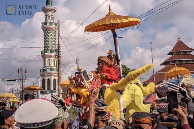 anak-kecil-menaiki-sisingan-ikut-memeriahi-sedekah-laut-sudutinfo.my.id